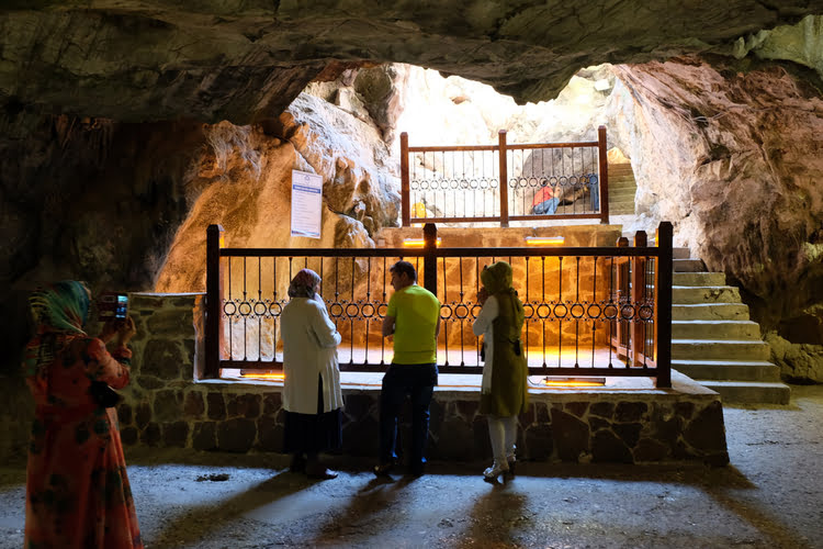 艾莎博科夫洞穴 - Eshab-ı Kehf Mağarası