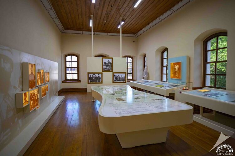这座建筑被指定为穆斯塔法·凯末尔·阿塔图尔克和他的朋友们的官方总部长达三个半月； 它举办了锡瓦斯大会，并获得了历史地位，因为共和党政府的基础就是在这里奠定的。 锡瓦斯阿塔图尔克和国会博物馆建筑共有三层，建筑外立面采用石材，内部设有庭院，内部采用木质材料，是 19 世纪奥斯曼帝国晚期民用建筑的精美典范之一。 该建筑在 1981 年之前一直用作学校，经过修复、展示和布置后，于 1990 年作为博物馆向游客开放。 博物馆的大厅，展示了大会前的活动、穆斯塔法·凯末尔·阿塔图尔克关于大会筹备的通知和声明； 电报室，是当时通讯的基础； 锡瓦斯大会会议记录所在的大厅； 这些文件包含 Vatan 协会安纳托利亚妇女保卫会的报纸和新闻，该协会的中心设在锡瓦斯，印制 İrade-i Milliye 报纸的印刷机，以及存放该报纸副本的大厅被展出。