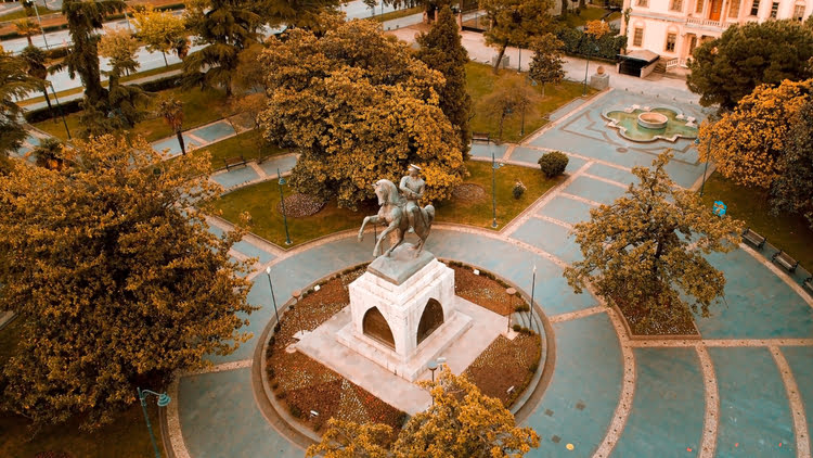 荣誉纪念碑 – Onur Anıtı