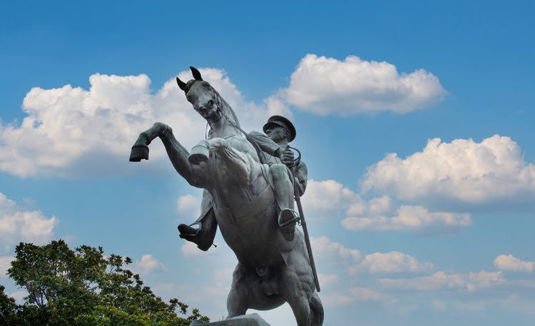 荣誉纪念碑 – Onur Anıtı