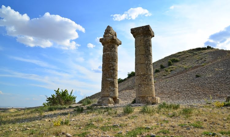 卡拉古古坟 - Karakuş Tümülüsü