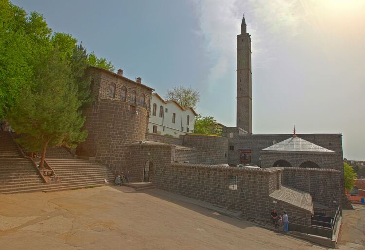 先知苏莱曼清真寺和先知苏莱曼同伴们的陵墓 - Hz. Süleyman Cami ve Sahabeler Türbesi