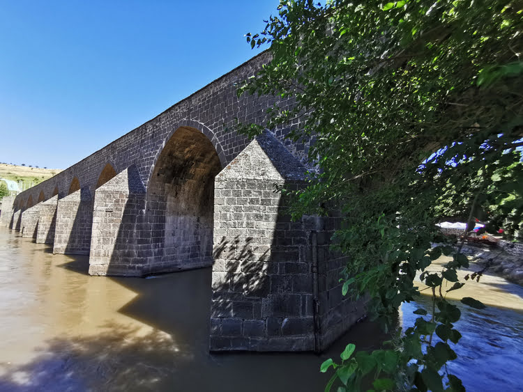 十拱桥 – On gözlü Köprü
