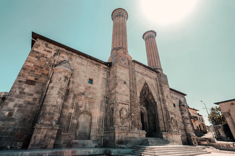 双宣礼塔清真寺经学院 – Çifte Minareli Medrese