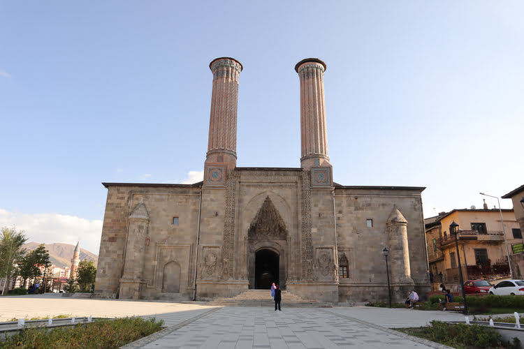 双宣礼塔清真寺经学院 – Çifte Minareli Medrese