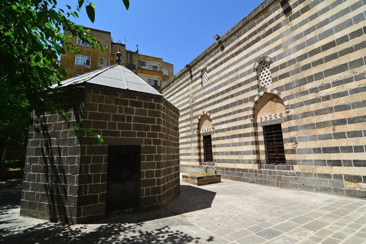 帕尔利·萨法清真寺及其宣礼塔 – Parlı Safa Cami ve Minaresi