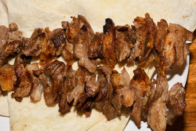 夹钳烤肉 – Cağ Kebabı