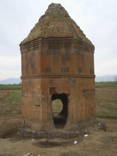 恰克塔什村的库尔·优素福·库姆贝特陵墓 - Çakırtaş Kul Yusuf Kümbeti