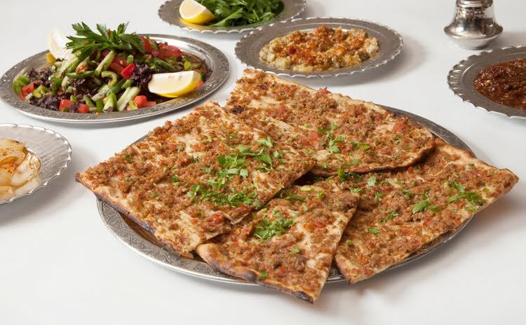 乌拉斯加肉面包和烤肉 - Ulaş Etli Ekmeği ve Döneri