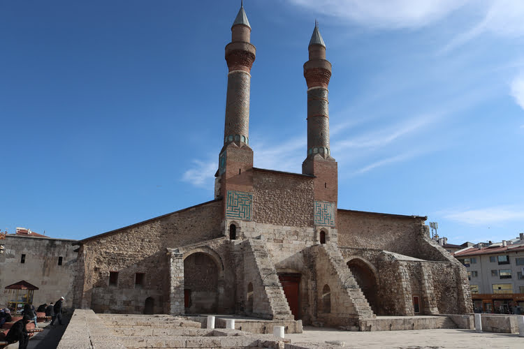 双宣礼塔宗教学校  – Çifte Minareli Medrese