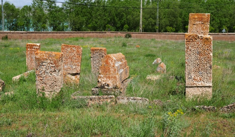 塞尔柱墓地和哈利姆夫人陵墓 – Selçuklu Mezarlığı ve Halime Hatun Kümbeti
