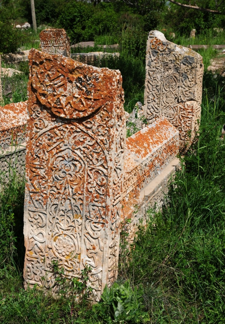 塞尔柱墓地和哈利姆夫人陵墓 – Selçuklu Mezarlığı ve Halime Hatun Kümbeti