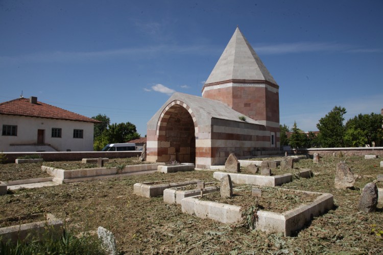 钱德尔沙阿苏丹哈屯夫人墓 – Çandır Şah Sultan Hatun Türbesi