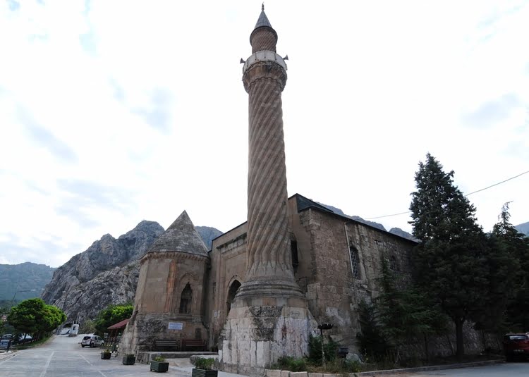 布尔玛勒宣礼塔清真寺 – Burmalı Minare Cami