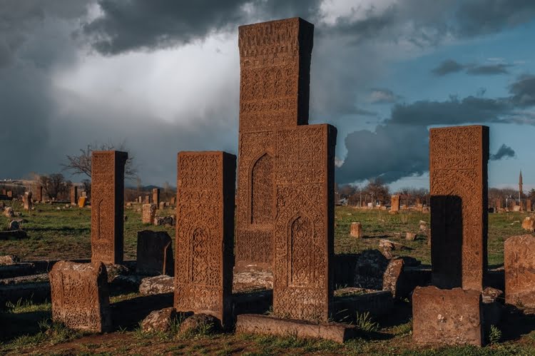 阿赫拉特塞尔柱广场公墓 - Ahlat Selçuklu Meydan Mezarlığı